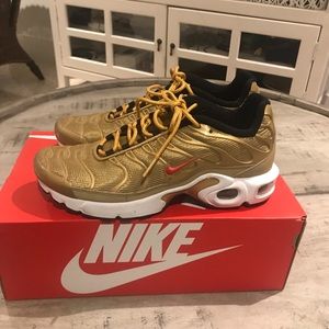 Nike Air Max metallic gold